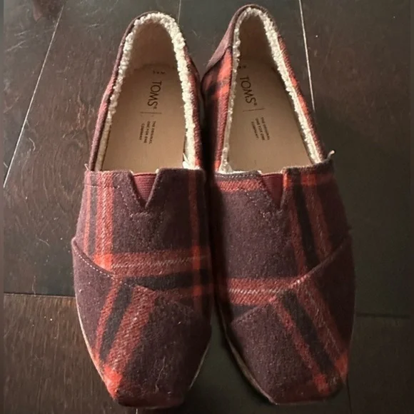 TOMS Brand Red and Black Plaid Slip on Shoes w/ Soft Fleece Lining Size … - Picture 2 of 6